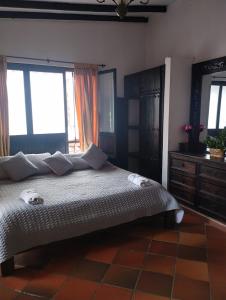 Hotel y Restaurante Casa Medina في La Plata: غرفة نوم مع سرير في غرفة مع نوافذ