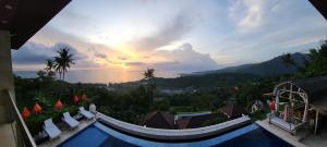 uma vista para um resort com vista para as montanhas em Villa Umbrella em Senggigi