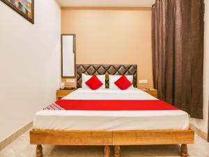 Tempat tidur dalam kamar di Super OYO Baran Classic