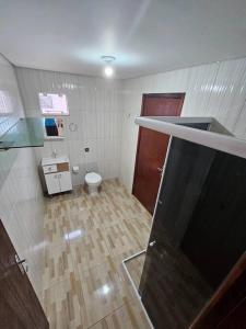 a small bathroom with a toilet in a room at Casa de praia com piscina TOP in Paraty