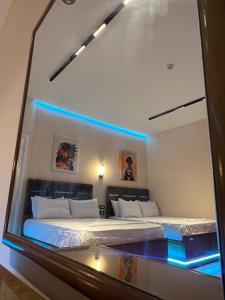 ein Spiegel mit 2 Betten in einem Zimmer in der Unterkunft Space Hostel in Kairo