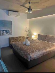 um quarto com uma cama com uma almofada em Pavillion on Brookes em Brisbane