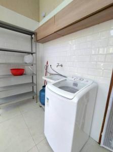 eine Küche mit Waschmaschine und Trockner im Zimmer in der Unterkunft Casa em um ambiente sossegado. in Mata de Sao Joao