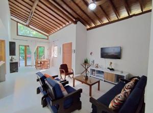 ein Wohnzimmer mit 2 Sofas und einem TV in der Unterkunft Casa em um ambiente sossegado. in Mata de Sao Joao