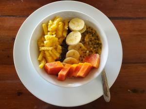 uma tigela branca de alimentos com frutas e legumes em Hoxton Bay Surf House weligama em Weligama