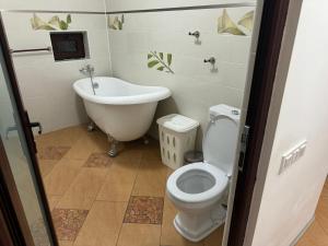łazienka z wanną, toaletą i umywalką w obiekcie Heaven Apartment w mieście Predeal