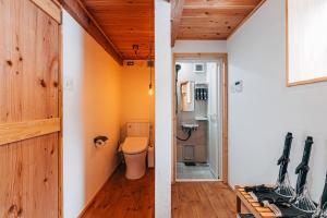 2 imágenes de un baño con aseo en una habitación en Ooka Tsuji - tsuji-oooka - - Vacation STAY 01156v, en Chikuma