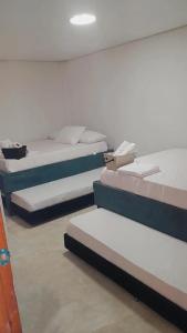 um quarto com três camas num quarto em Room in Guest room - Hb5 Family Room with private bathroom facing the sea em Cartagena das Índias