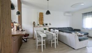ein Wohnzimmer mit einem Sofa und einem Tisch in der Unterkunft Holiday house with a parking space Cresnjevo, Zagorje - 22808 in Beretinec