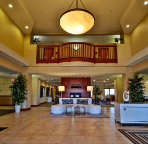 um lobby de um hotel com um sofá e uma mesa em Sweetwater Lodge - Rock Springs - Green River em Rock Springs