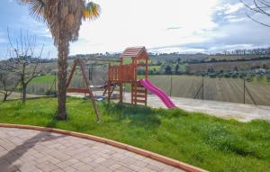Ο χώρος παιχνιδιού για παιδιά στο Nice Apartment In Porto Potenza Picena