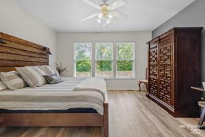 um quarto com uma cama e uma ventoinha de tecto em Relaxing BV Home near Golfing, Hiking, & Lakes em Bella Vista