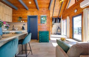 Kuhinja oz. manjša kuhinja v nastanitvi Beautiful Home In Visoko With Wifi
