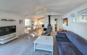 sala de estar con sofá y mesa en Gorgeous Home In Jrpeland With House Sea View en Jørpeland
