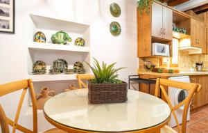 Las Hortichuelas BajasにあるAwesome Apartment In Hortichuelasのテーブルと椅子のあるキッチンとダイニングルーム