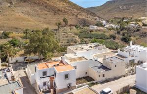 Las Hortichuelas BajasにあるAwesome Apartment In Hortichuelasの白家屋敷のある村の空中風景 +9枚の写真