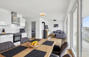 uma cozinha e sala de jantar com mesa e cadeiras em Gebirgsglck em Winterberg