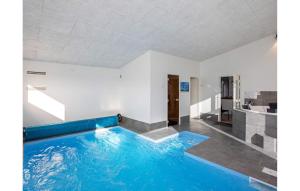 una grande piscina blu nel mezzo di una stanza di Amazing Home In Vejby With Kitchen a Vejby