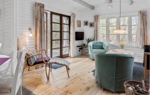 Μια τηλεόραση ή/και κέντρο ψυχαγωγίας στο Holiday Home Væggerløse With Fireplace V