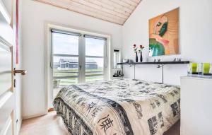 1 dormitorio con cama y ventana grande en Amazing Home In Nordborg With Wifi, en Nordborg