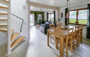 ein Esszimmer und ein Wohnzimmer mit einem Tisch und Stühlen in der Unterkunft Ferienhaus 31 In Kirchheim in Kemmerode
