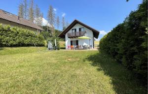 Casa bianca con balcone e cortile di Ferienhaus 31 In Kirchheim a Kemmerode
