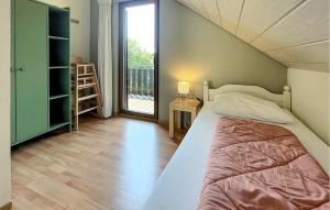 una camera da letto con un letto e una grande finestra di Ferienhaus 31 In Kirchheim a Kemmerode