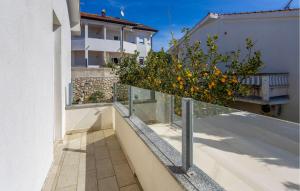 Balkón alebo terasa v ubytovaní 3 Bedroom Beautiful Apartment In Banjol