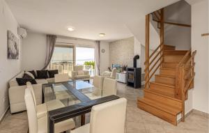 Kuchyňa alebo kuchynka v ubytovaní 3 Bedroom Beautiful Apartment In Banjol