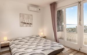 Posteľ alebo postele v izbe v ubytovaní 3 Bedroom Beautiful Apartment In Banjol