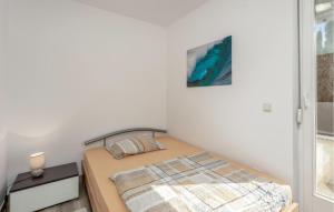 Posteľ alebo postele v izbe v ubytovaní 3 Bedroom Beautiful Apartment In Banjol