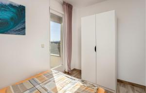 Posteľ alebo postele v izbe v ubytovaní 3 Bedroom Beautiful Apartment In Banjol