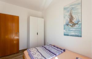 Posteľ alebo postele v izbe v ubytovaní 3 Bedroom Beautiful Apartment In Banjol
