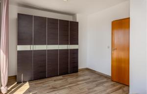 Fotografia z galérie ubytovania 3 Bedroom Beautiful Apartment In Banjol v destinácii Banjol