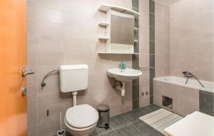 Kúpeľňa v ubytovaní 3 Bedroom Beautiful Apartment In Banjol