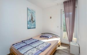 Posteľ alebo postele v izbe v ubytovaní 3 Bedroom Beautiful Apartment In Banjol