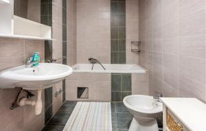 Kúpeľňa v ubytovaní 3 Bedroom Beautiful Apartment In Banjol