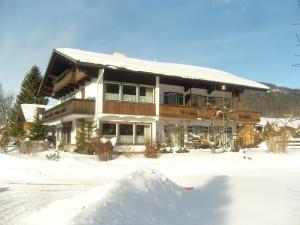 ein großes Haus im Schnee mit Schnee in der Unterkunft Ferienwohnung Ringsgwandl in Ruhpolding