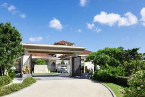 名護的住宿－沖繩島麗思卡爾頓酒店，一座带门和车道的房子