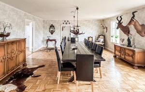 Χώρος καθιστικού στο 5 Bedroom Lovely Home In Ruda