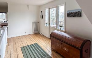 uma sala de estar com piso em madeira e janelas em 5 Bedroom Lovely Home In Ruda em Ruda