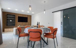 TV/trung tâm giải trí tại 3 Bedroom Beach Front Home In Pucisca