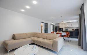 Nhà bếp/bếp nhỏ tại 3 Bedroom Beach Front Home In Pucisca