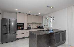 Nhà bếp/bếp nhỏ tại 3 Bedroom Beach Front Home In Pucisca