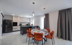 Nhà bếp/bếp nhỏ tại 3 Bedroom Beach Front Home In Pucisca