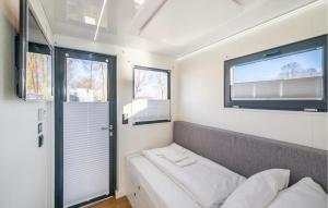 - un salon avec un canapé et 2 fenêtres dans l'établissement Hausboot Tiny, à Sagard