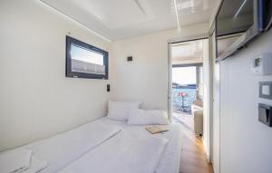 Postel nebo postele na pokoji v ubytování Hausboot Tiny
