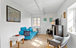 sala de estar con sofá azul y TV en 5 Bedroom Gorgeous Home In Bjrn, en Bjerne