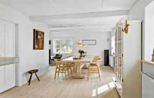 cocina y comedor con mesa y sillas en 5 Bedroom Gorgeous Home In Bjrn, en Bjerne