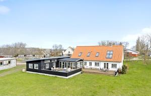 una gran casa negra con techo naranja en 5 Bedroom Gorgeous Home In Bjrn, en Bjerne